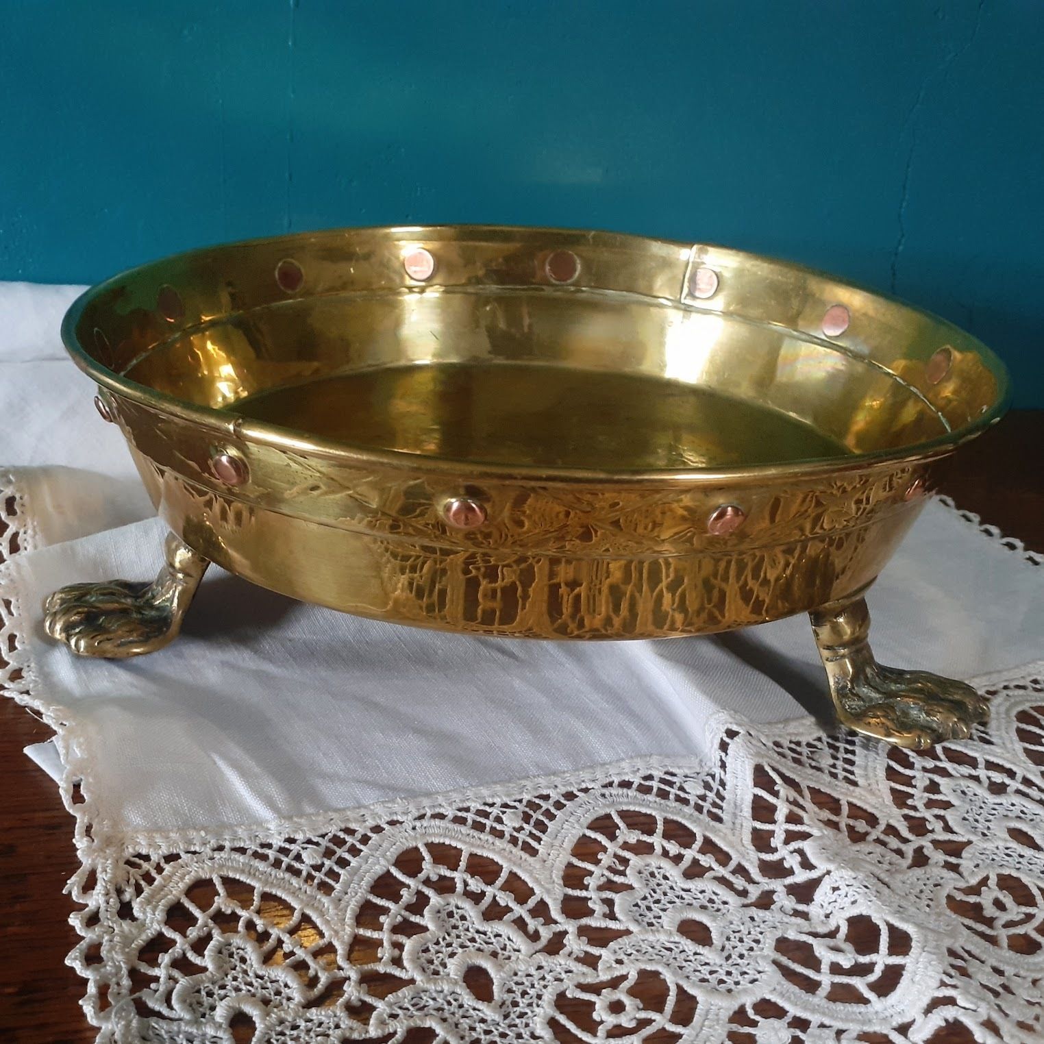 Antique Brass And Copper Riveted Jardiniere With Lion Paw Feet   Plant Stand