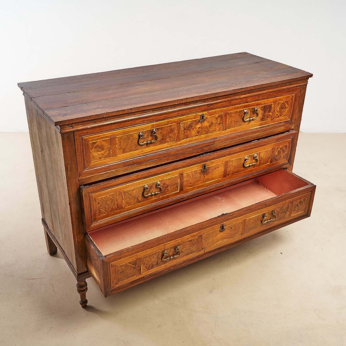Threaded Chests Of Drawers And Drawers
