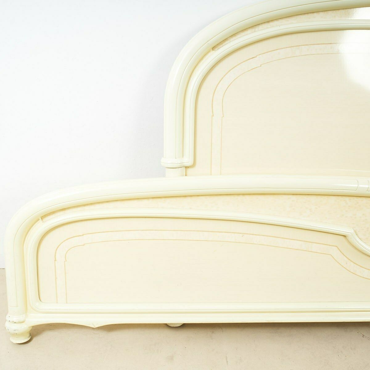 White Lacquered Bed photo 107.0