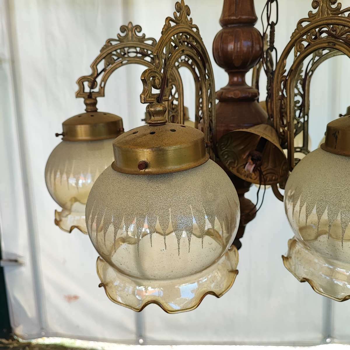 6 Armige Glazen, Houten En Metalen Kroonluchter photo furniture