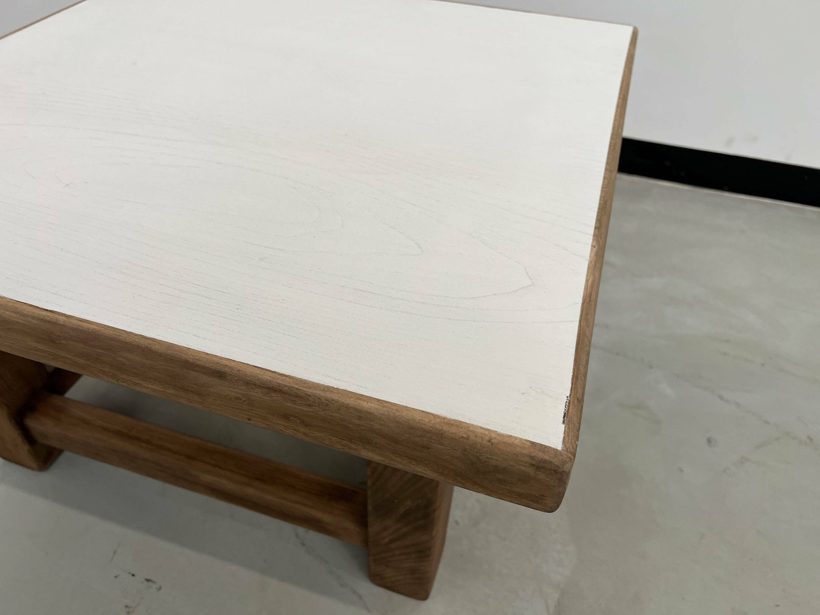 photo furniture Modernist Square Coffee Table In Oak