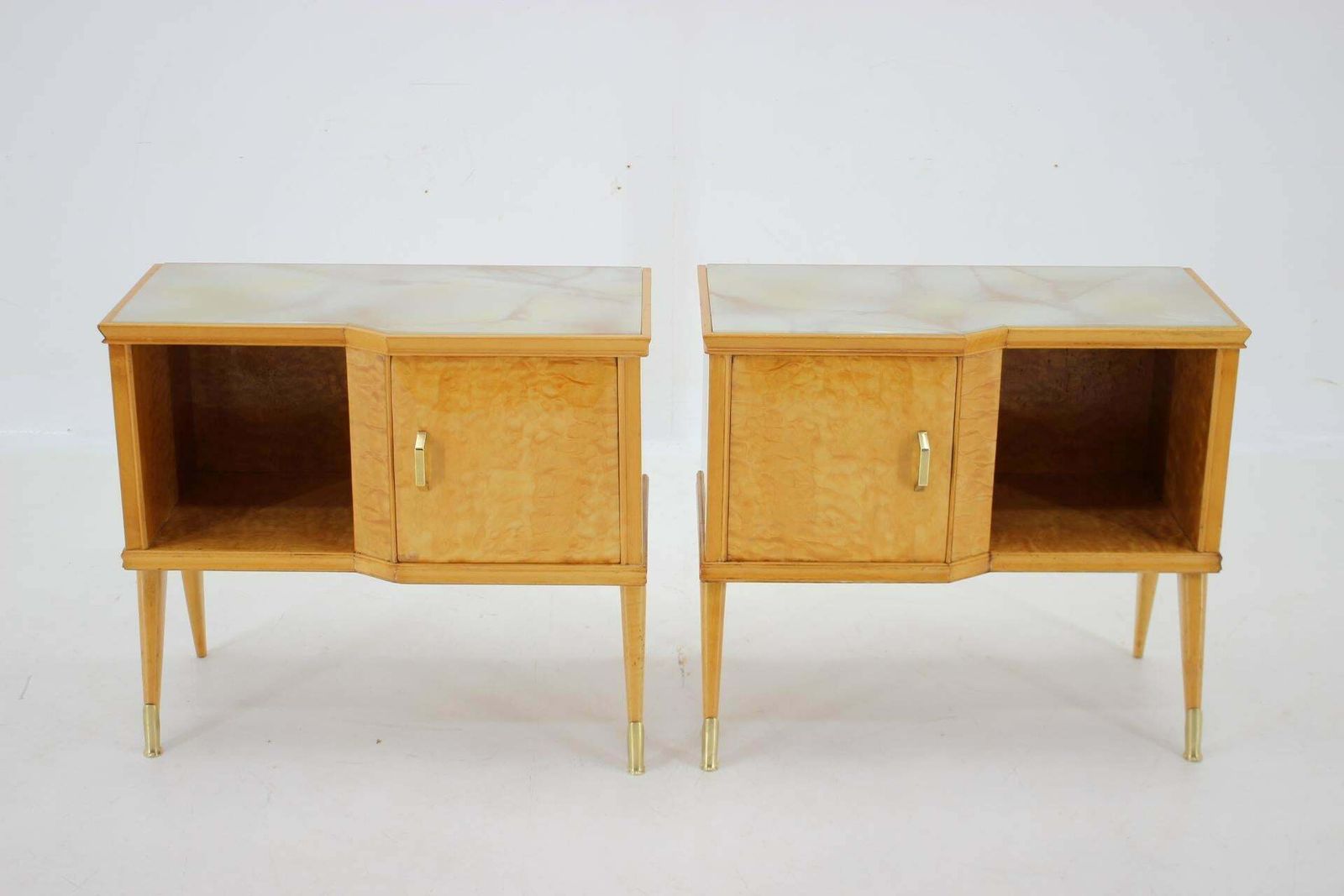 Paar Italiaanse nachtkastjes uit de jaren 1960 met hoogglans afwerking photo furniture