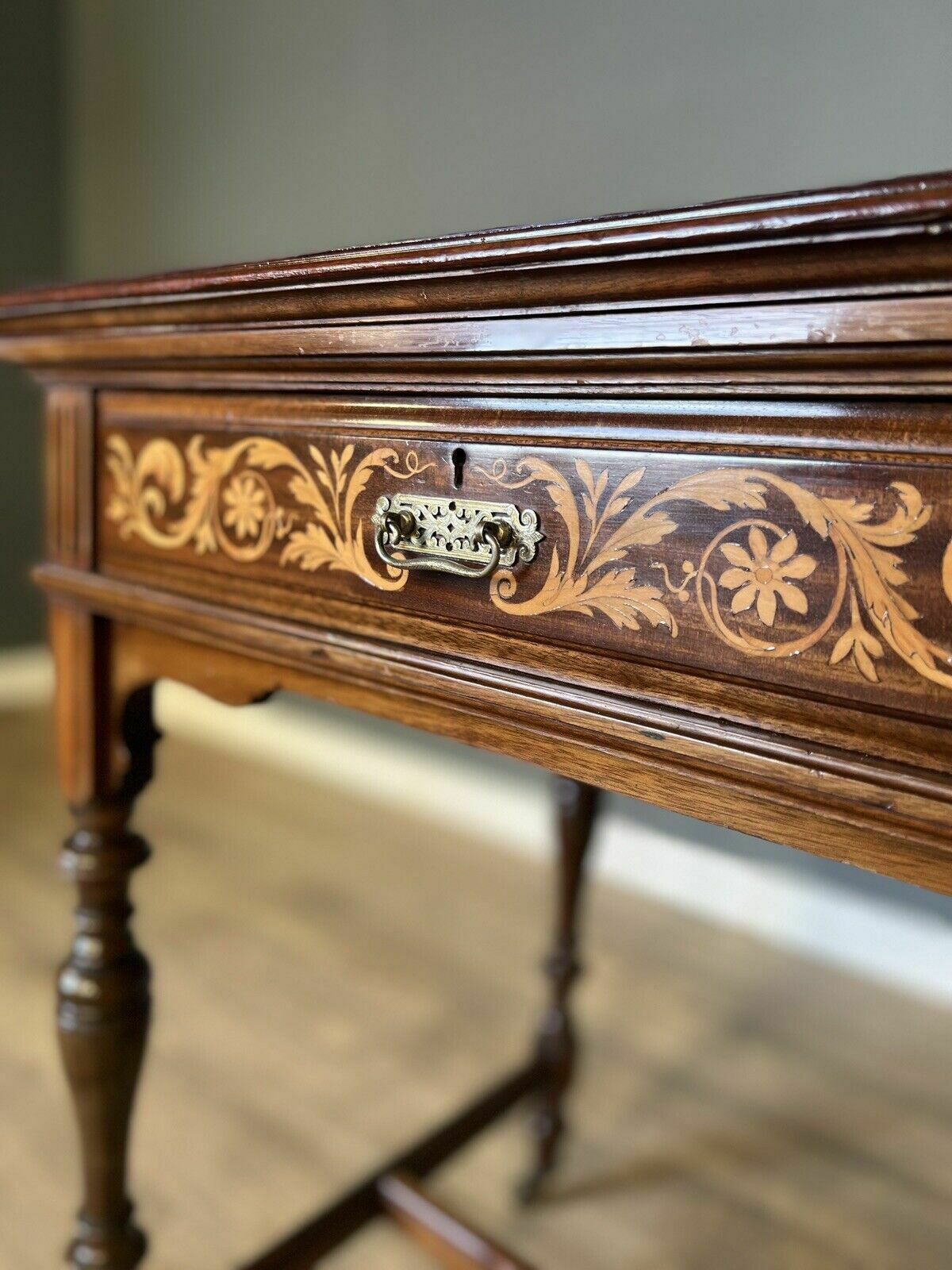 photo furniture Late Victorian Inlaid Mahogany Gillows Of Lancaster Desk