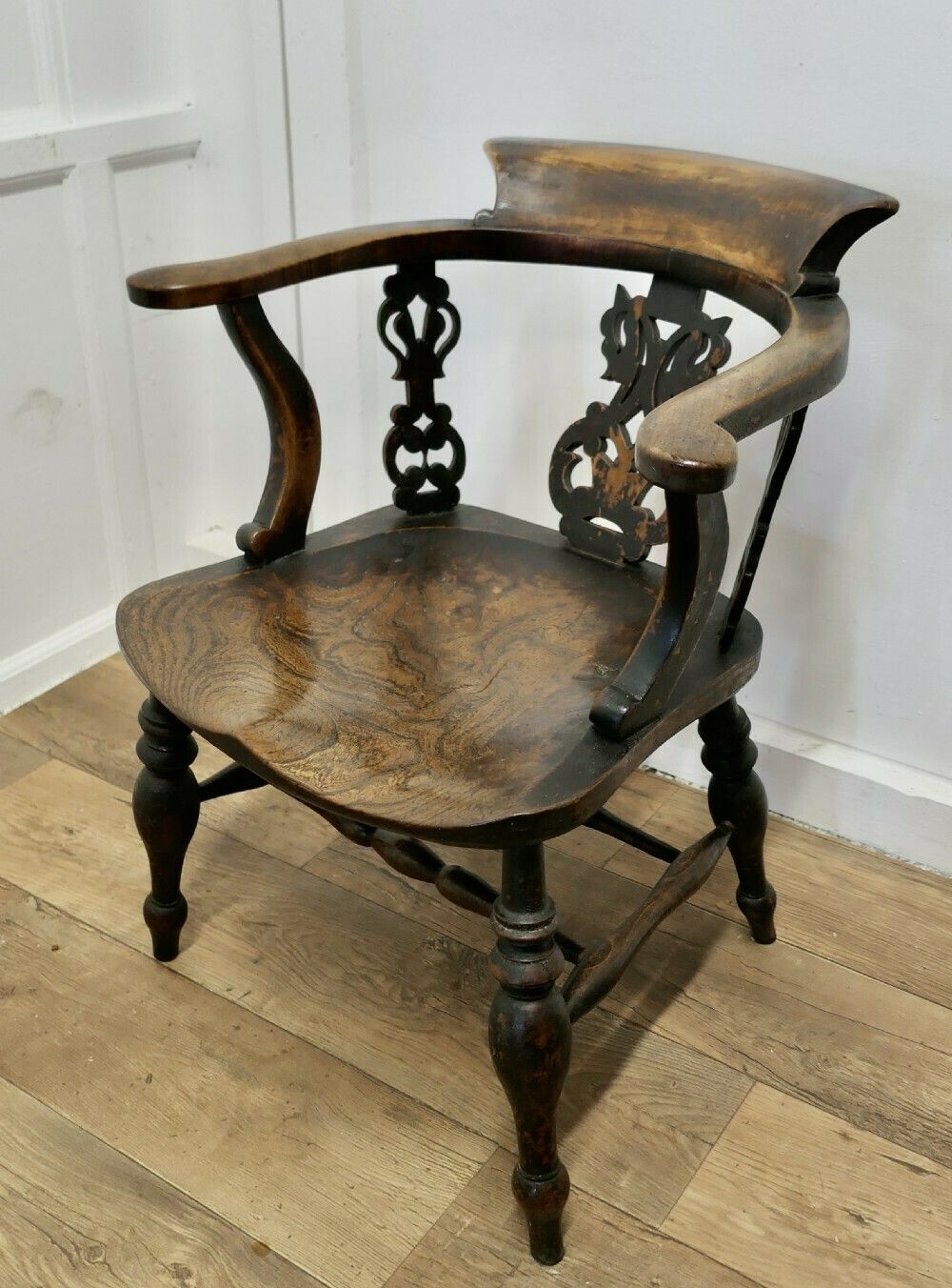 This Style Is Known By Many Names Smokers Bow, Windsor Chair Or Captain’s Chair