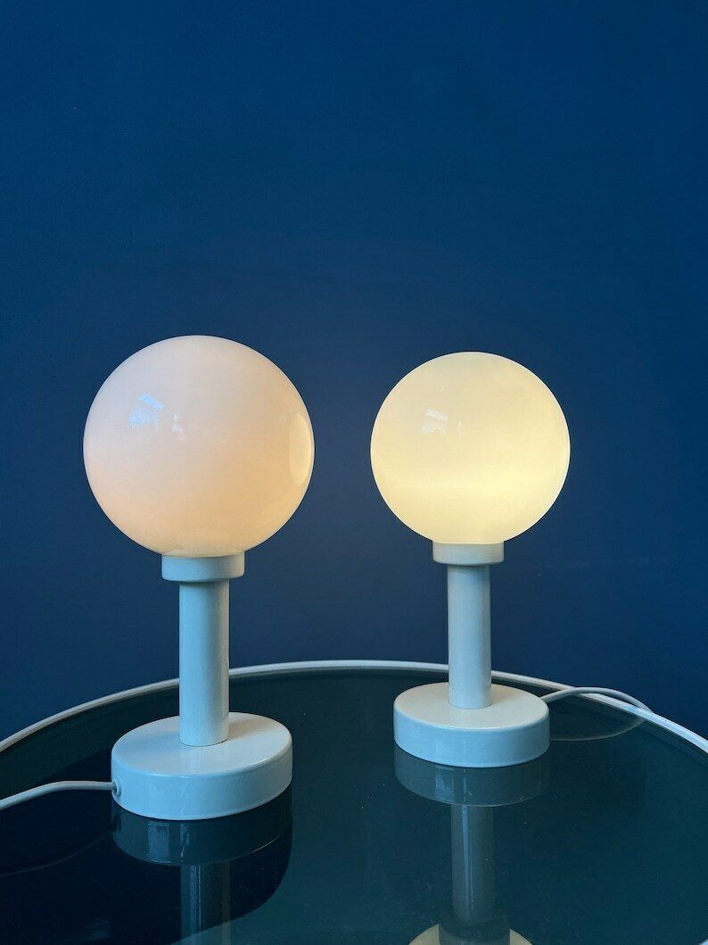 Set (2) Witte Space Age Tafellampen Met Opaline Glazen Kap photo for sale