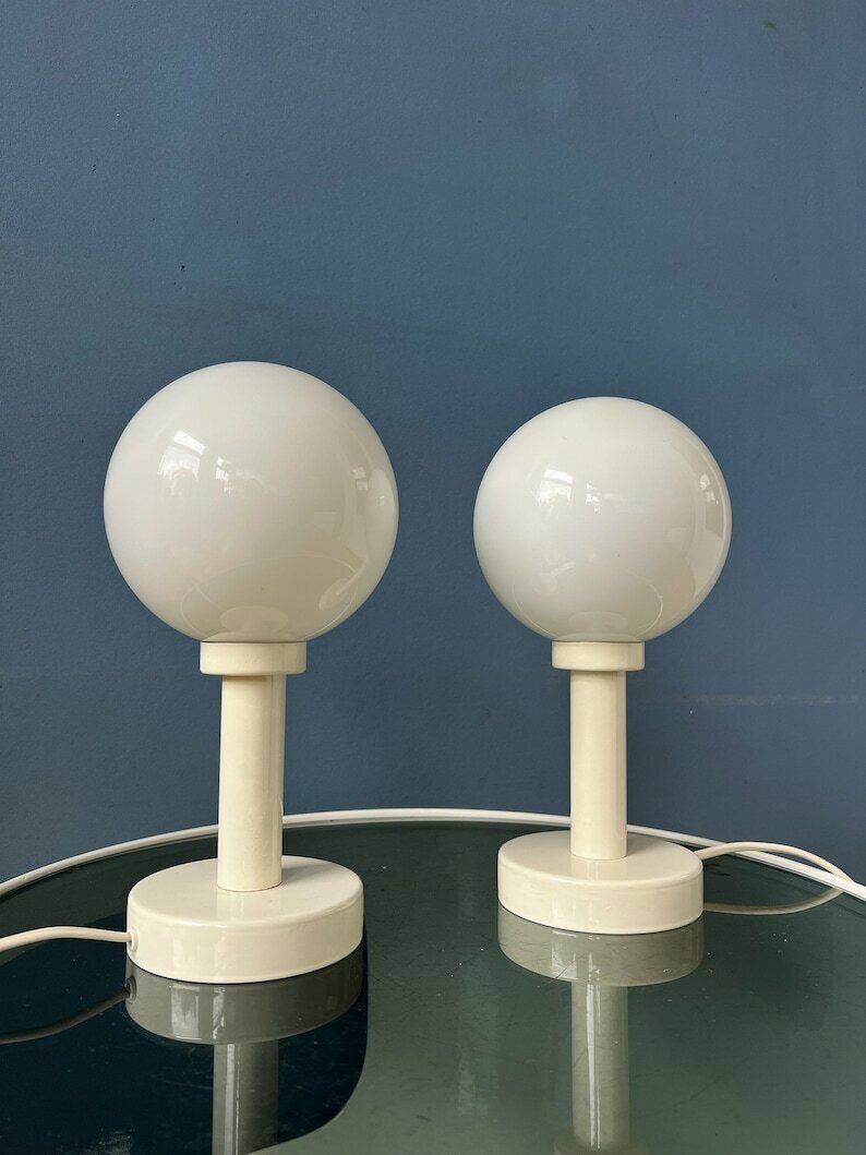 Set (2) Witte Space Age Tafellampen Met Opaline Glazen Kap photo vinterior
