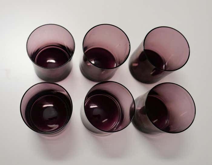 photo vintage Purple Smoked Glass Water Carafe And Drinking Glasses, Mid Century Modern, 1960s