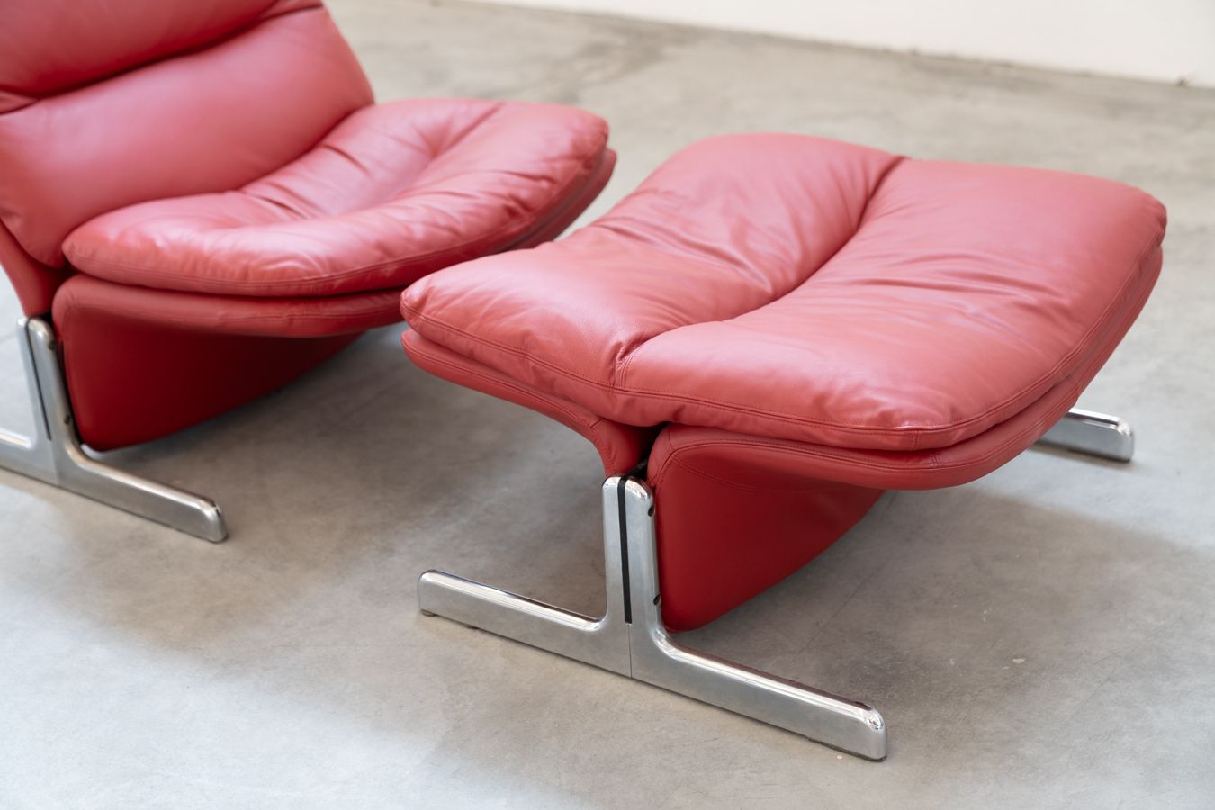 photo furniture Armchair And Footstool In Red Leather, Vitelli And Ammannati, For Brunati 70/80