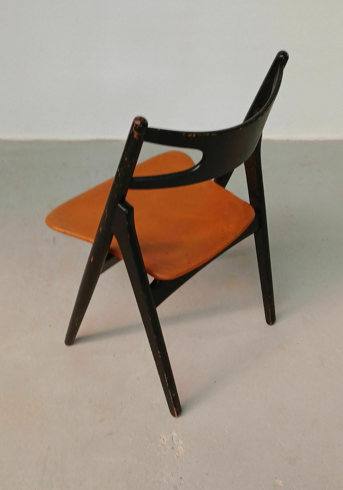 Patinated Hans Wegner Sawbuck Chair With Original Leather 1950s photo buy