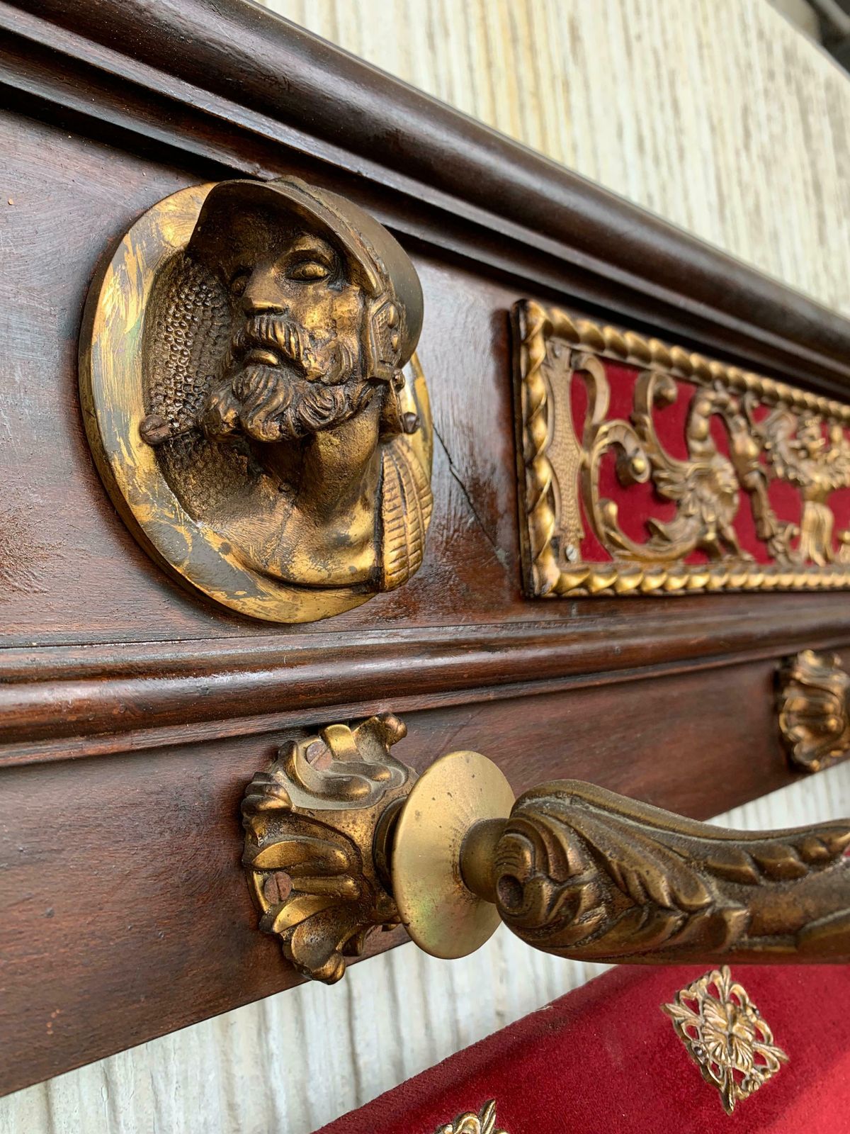 Porte-manteau sur pied espagnol XIXe siècle en noyer massif sculpté, dossier en velours rouge photo vinterior