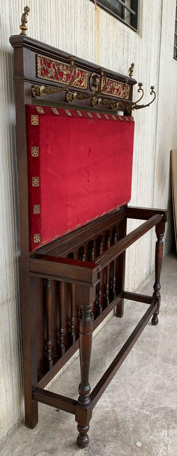 Mobilier Porte-manteau sur pied espagnol XIXe siècle en noyer massif sculpté, dossier en velours rouge photo