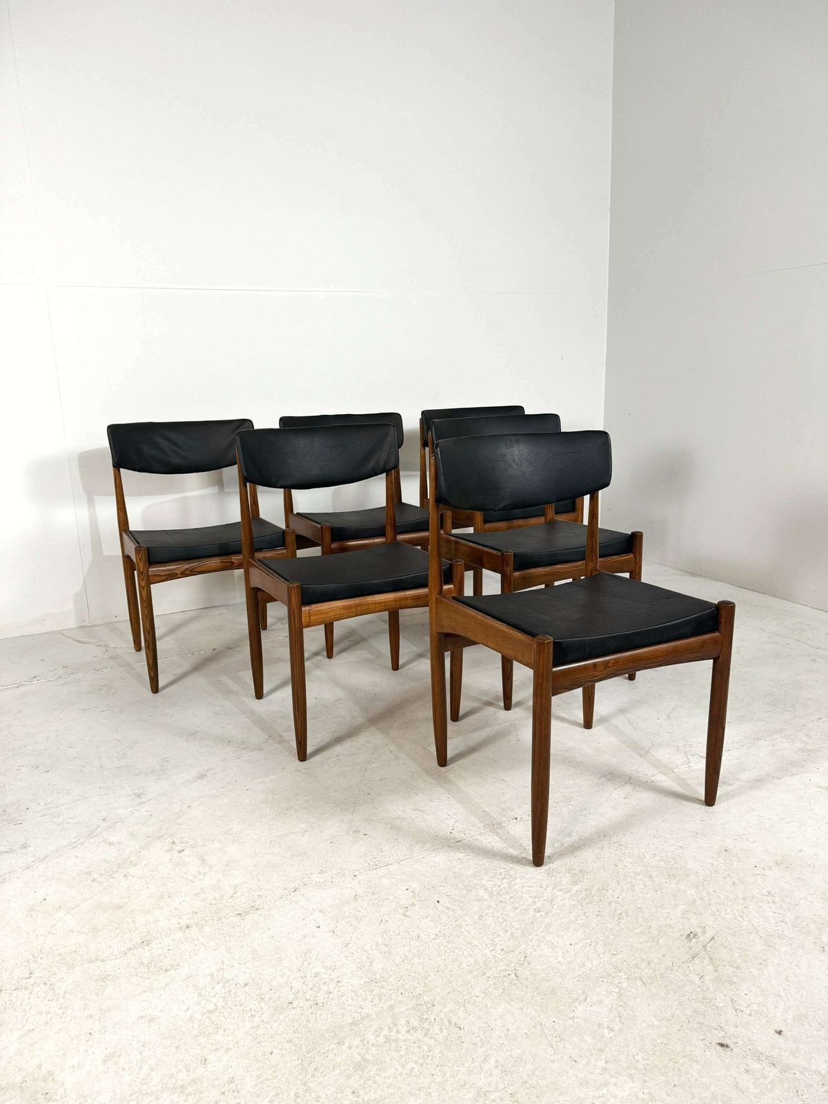 Set Van 6 Vintage Teakhouten Eetkamerstoelen Met Zwarte Skai Bekleding photo for sale