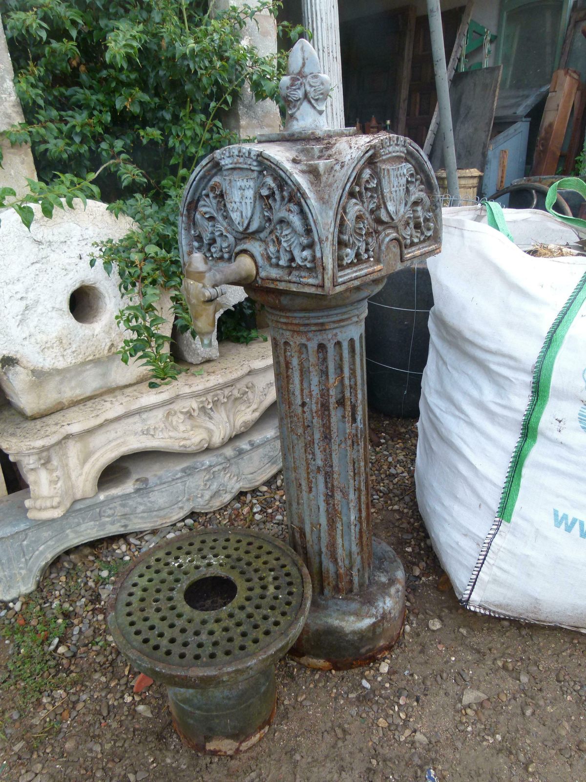 Early 20th Century Urban Cast Iron Fountain With A Low Lying Sink photo furniture