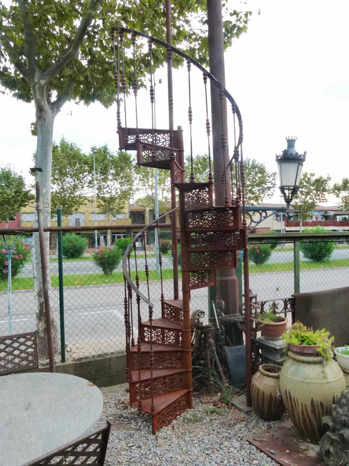 photo vintage 20th Century Art Nouveau Style Iron Spiral Staircase