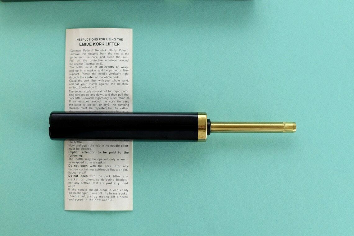 Emide Kurkenlichter Ca. Jaren 1960 | Vintage Flessenopener Van Messing En Zwart Kunststof | Mid Century Modern Barware | Duits Design photo for sale