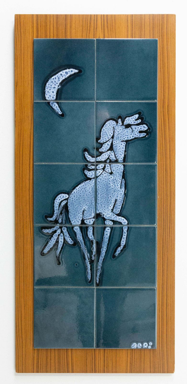 Carreaux de faïence mid-century, Cheval sous la lune, France photo furniture