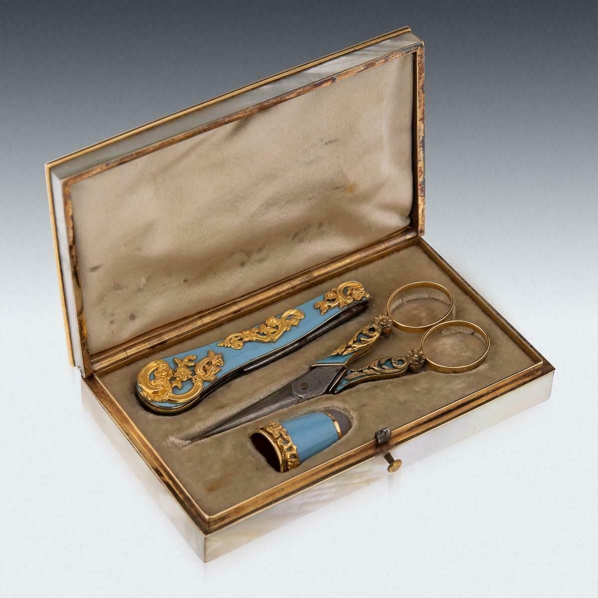19th Century French Gold Mounted & Mother Of Pearl Etui Set, C.1870 photo vinterior