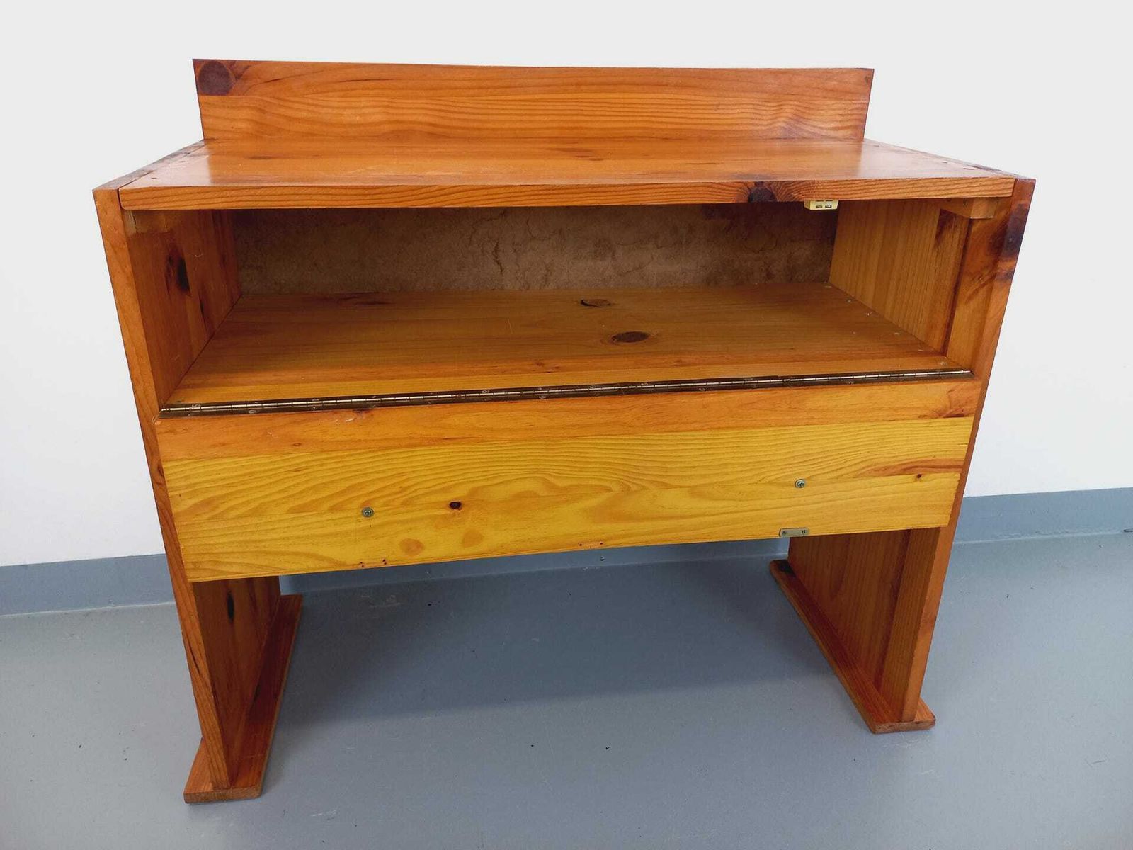 Nouveau | Bureau en pin à piètement traîneau, années 1970 photo buy
