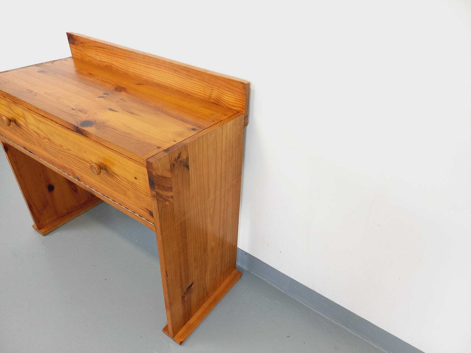 photo for sale Nouveau | Bureau en pin à piètement traîneau, années 1970