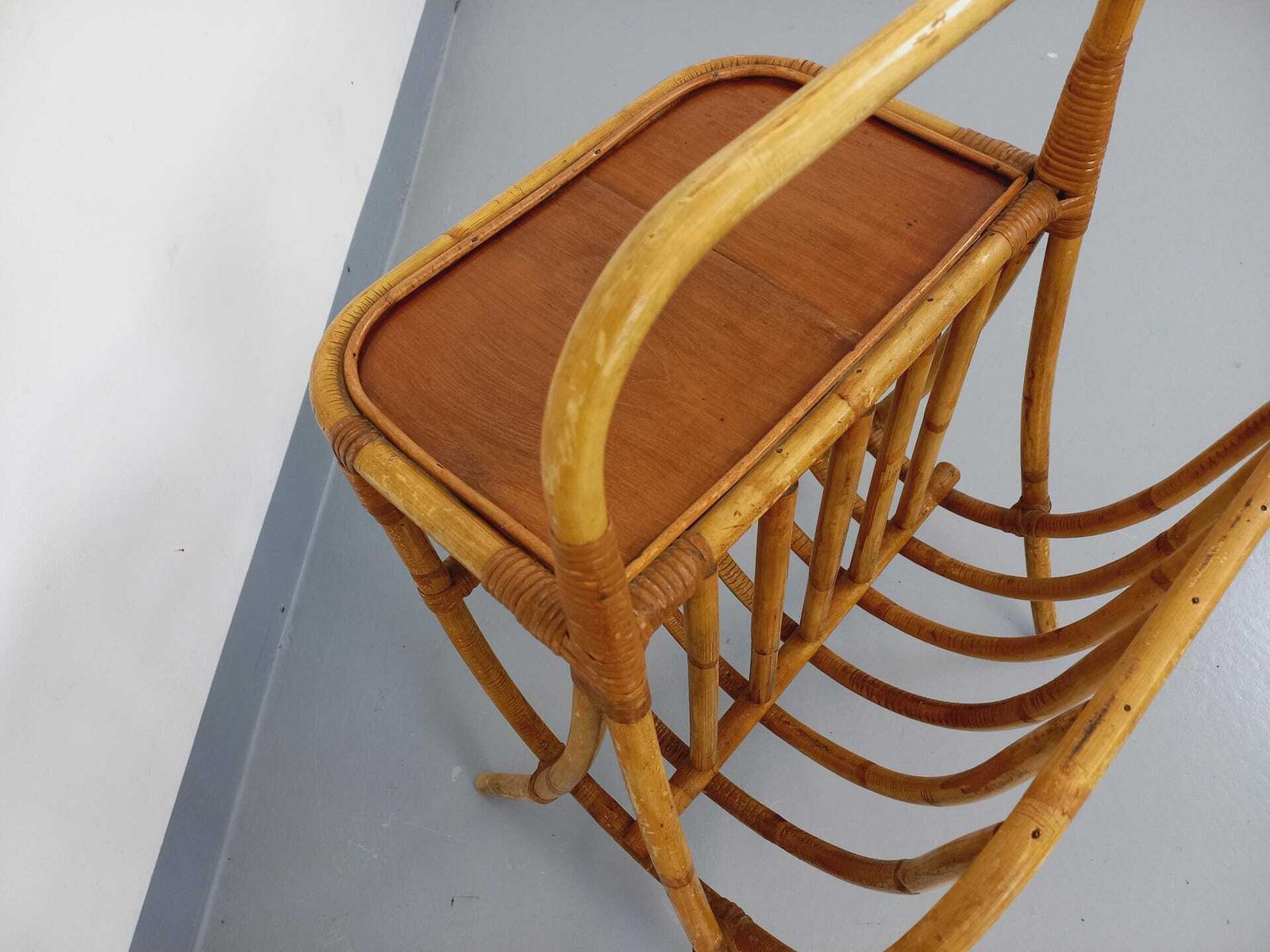 Bijzettafel met vintage rotan en houten tijdschriftenrek uit de jaren 60 photo vinterior