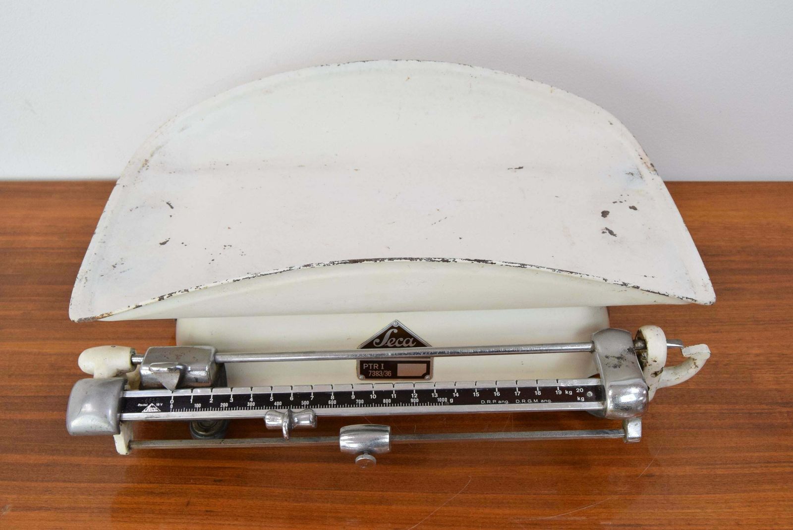 photo vinterior Hospital Infant Scale, Czechoslovakia, Circa 1970's