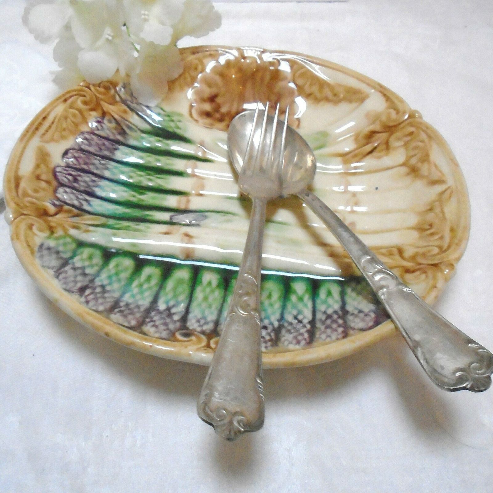 Assiette à asperges d'époque en barbotine majolique, vaisselle Onnaing, XIXe siècle