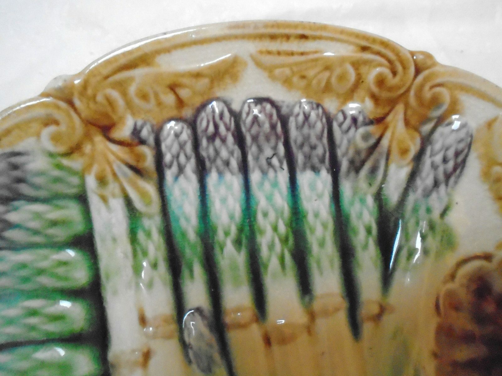 Assiette à asperges d'époque en barbotine majolique, vaisselle Onnaing, XIXe siècle photo for sale