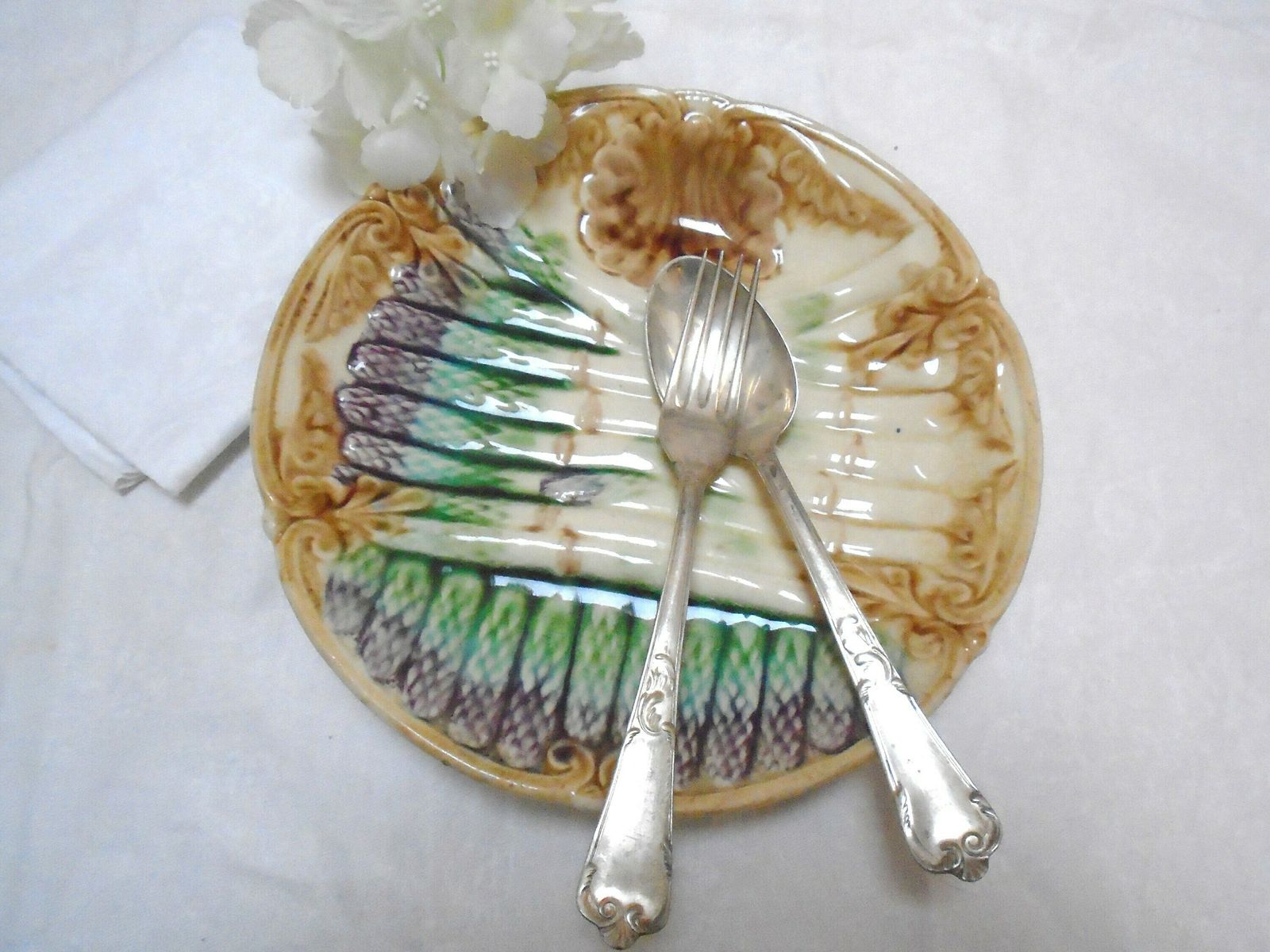photo for sale Assiette à asperges d'époque en barbotine majolique, vaisselle Onnaing, XIXe siècle