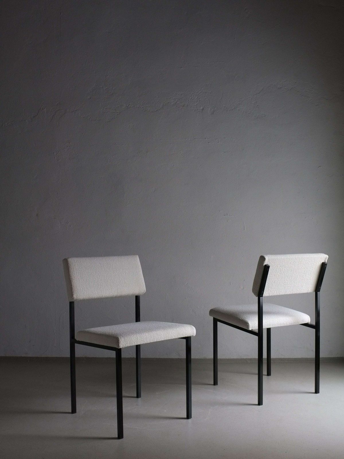 2 White Boucle Black Metal Chairs | Kembo | Vintage