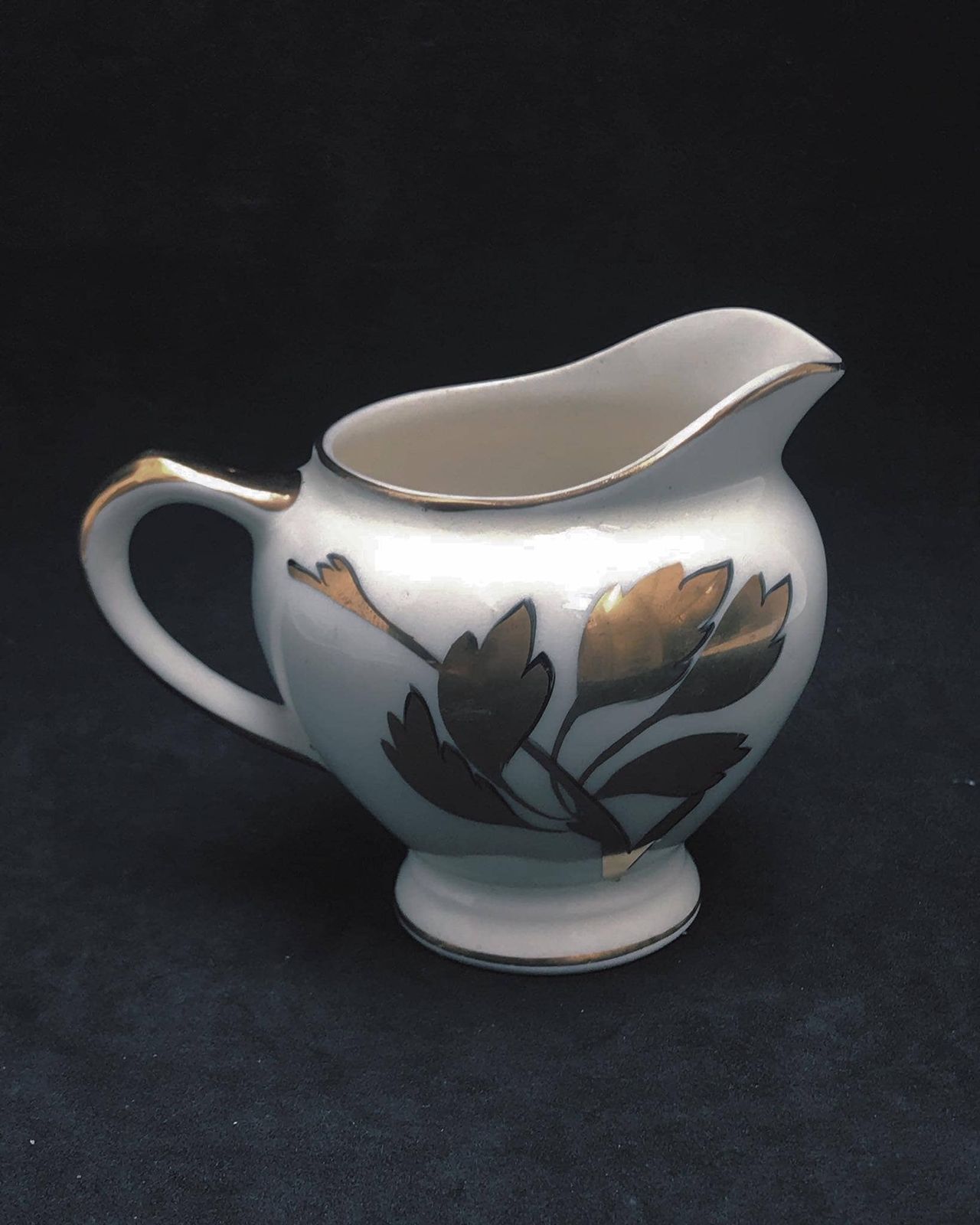 photo for sale Roomkannetje Klein Melkkannetje Goudblad Patroon Art Deco Empire China England Royale Kenwood China Vervangend Stuk Antiek Servies Hostessgeschenk