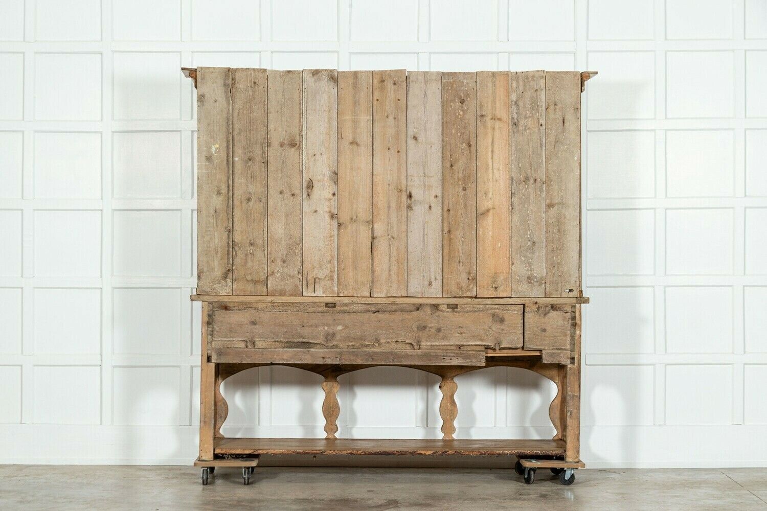 photo vintage Large 19thc Irish Pine Potboard Dresser