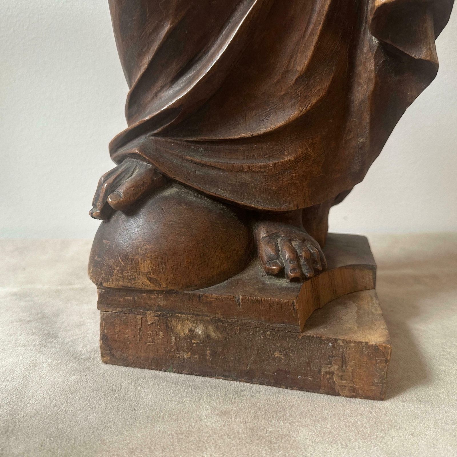 1506.0 1850s Neoclassical Hand Carved Walnut Italian Sculpture Of A Roman Bather photo