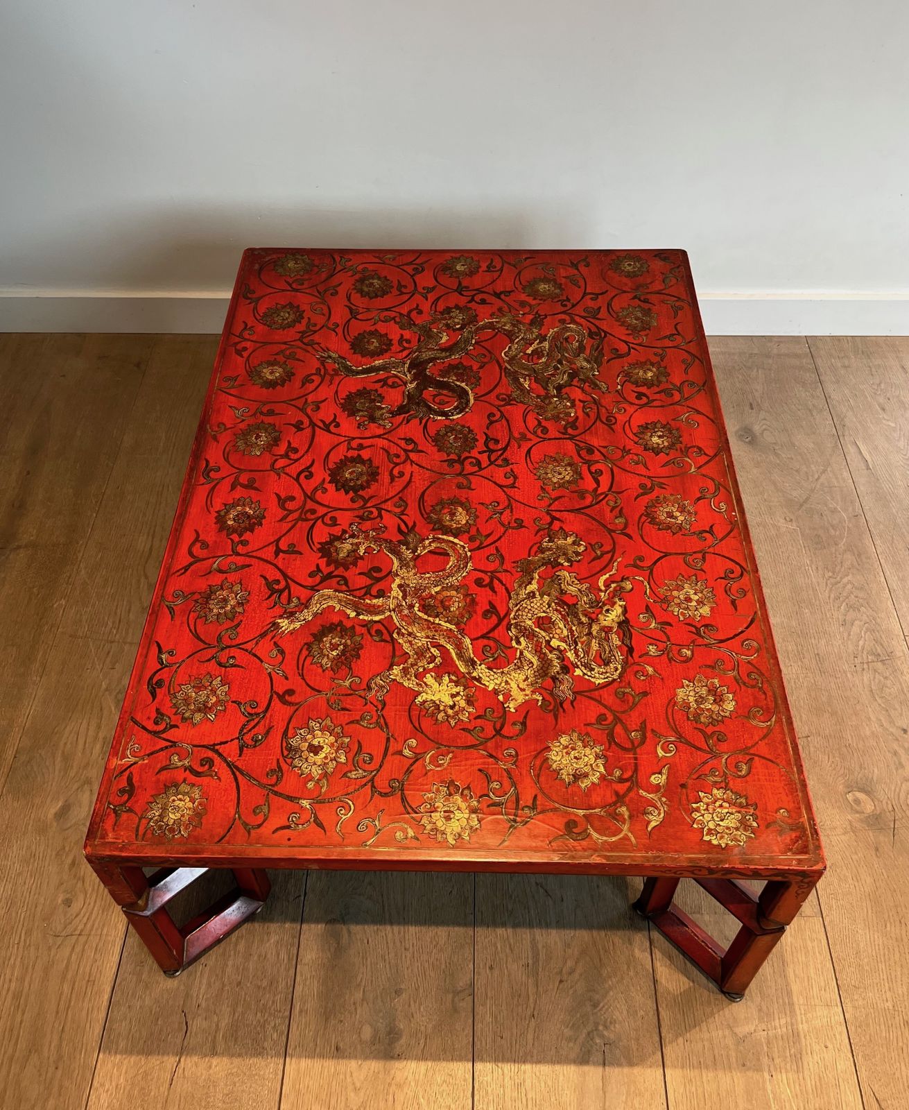 Large Red Lacquered Lacquered Table With Gold Chinese Decor photo 2950.0