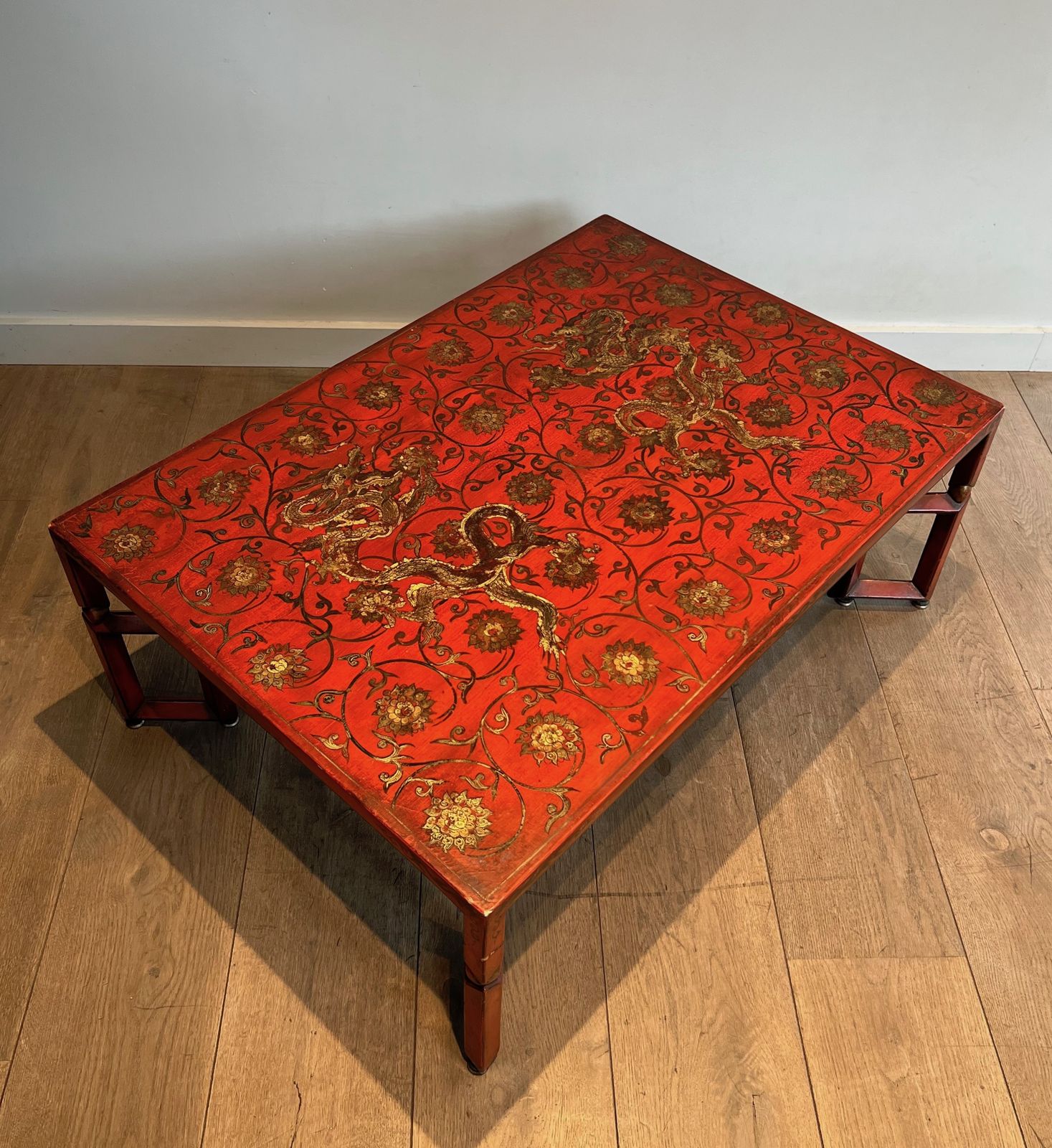 Large Red Lacquered Lacquered Table With Gold Chinese Decor photo vinterior