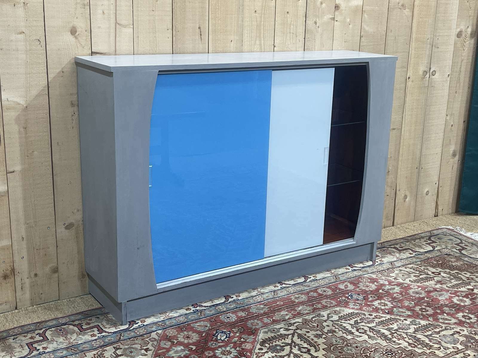 photo furniture Painted Wooden Cabinet With Sliding Doors