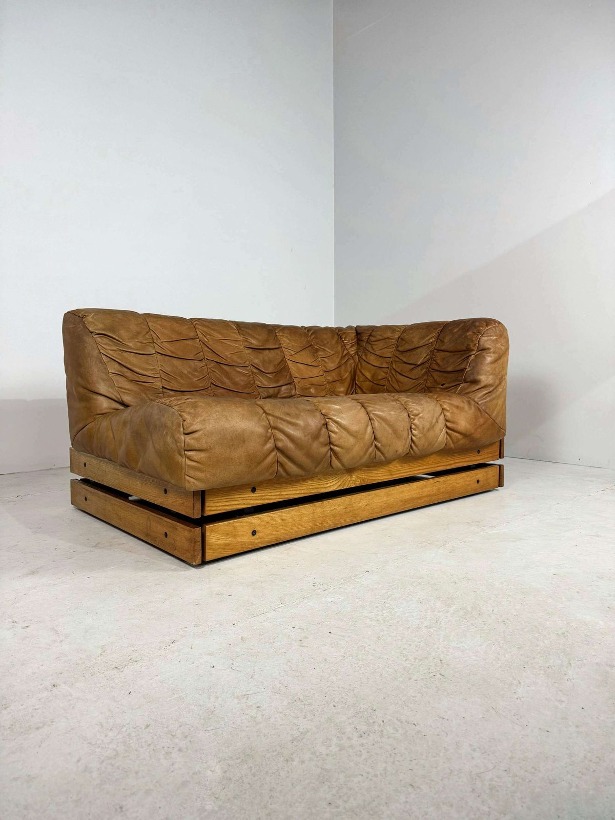 Mid Century Lounge Bank In Cognackleurig Leer En Eiken photo furniture
