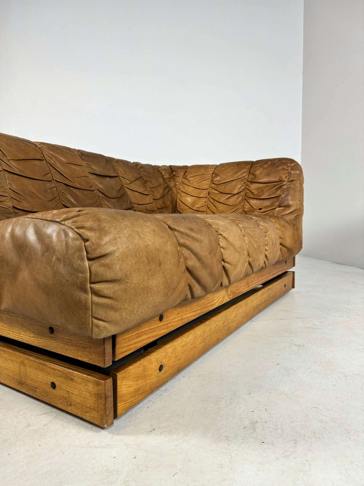Mid Century Lounge Bank In Cognackleurig Leer En Eiken photo for sale