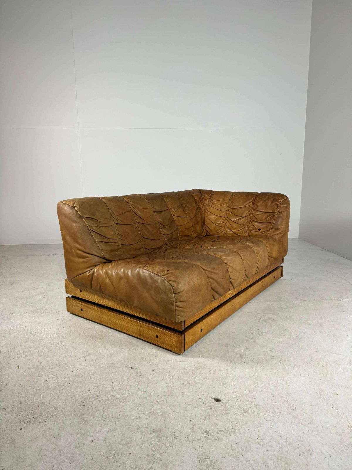 Mid Century Lounge Bank In Cognackleurig Leer En Eiken photo 2500.0