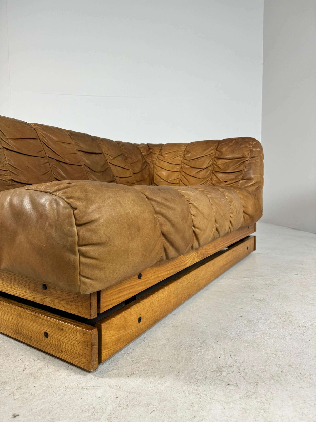 2500.0 Mid Century Lounge Bank In Cognackleurig Leer En Eiken photo