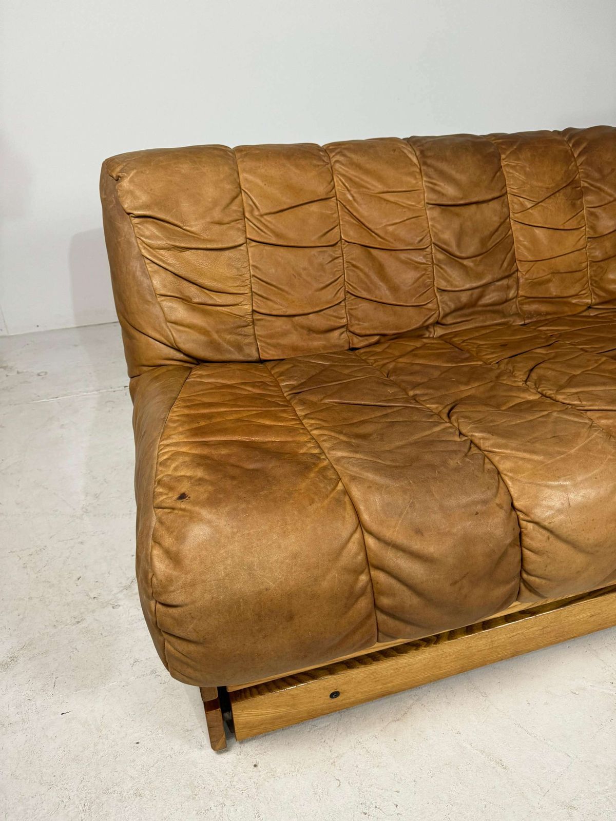 photo buy Mid Century Lounge Bank In Cognackleurig Leer En Eiken