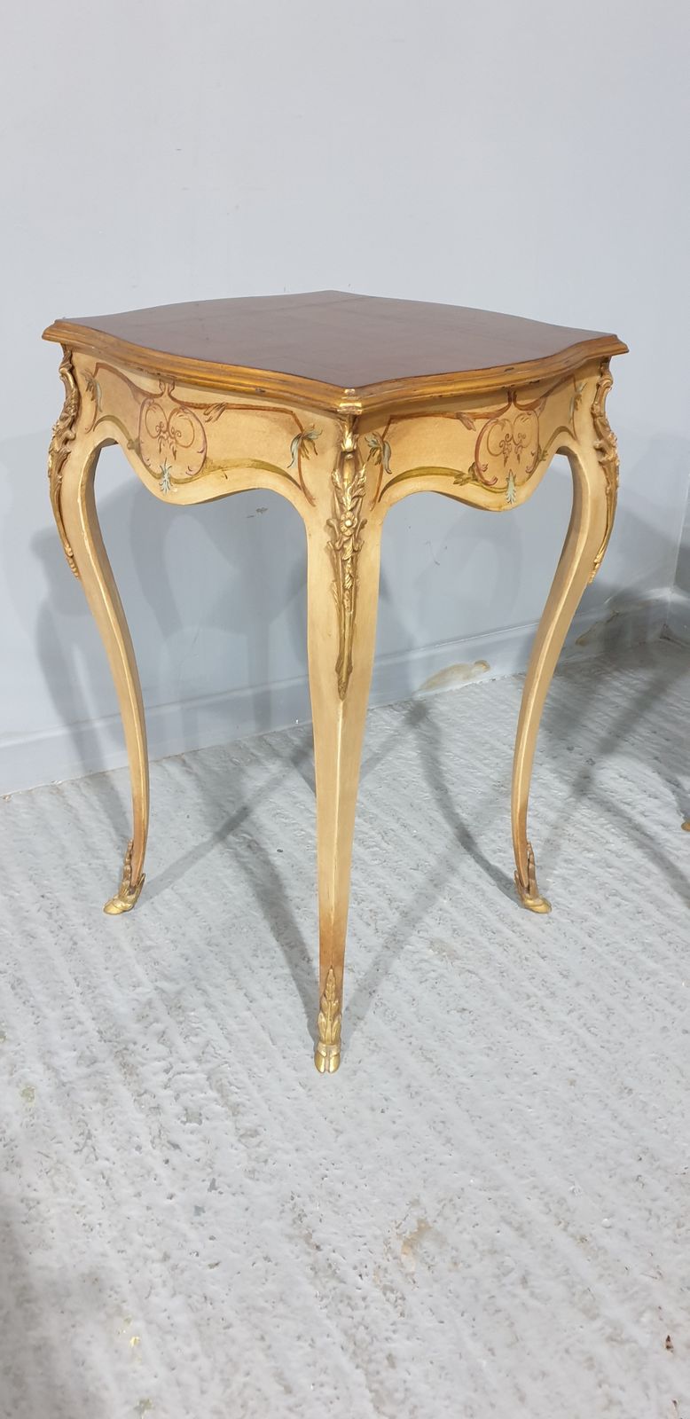 photo vinterior Super Pair French Painted Lamp Side Tables