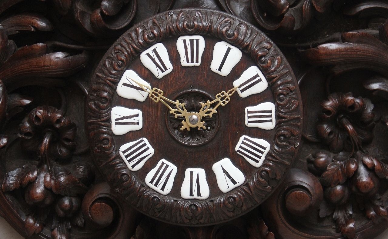 photo vintage A Fabulous Quality 19th Century French Carved Oak Wall Clock