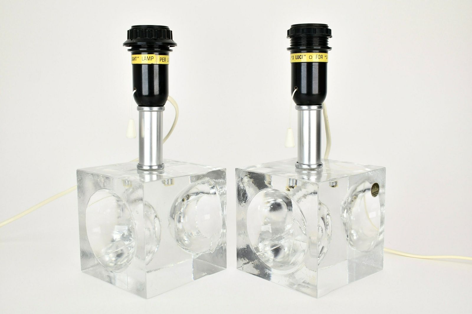 Set Kristallen Kubistische Modernistische Tafellampen | Vintage Postmodern Nachtkastje Accentverlichting Mid Century Modern Helder Massief Glas Scandinavisch photo for sale