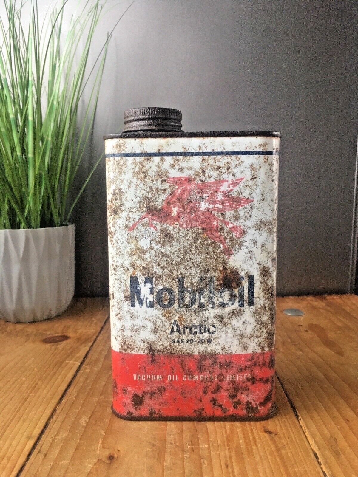 Vintage 50's Mobiloil Arctic Can Mobil Oil 1 Quart Fuel Tin Prop Garage Display photo Home Decor