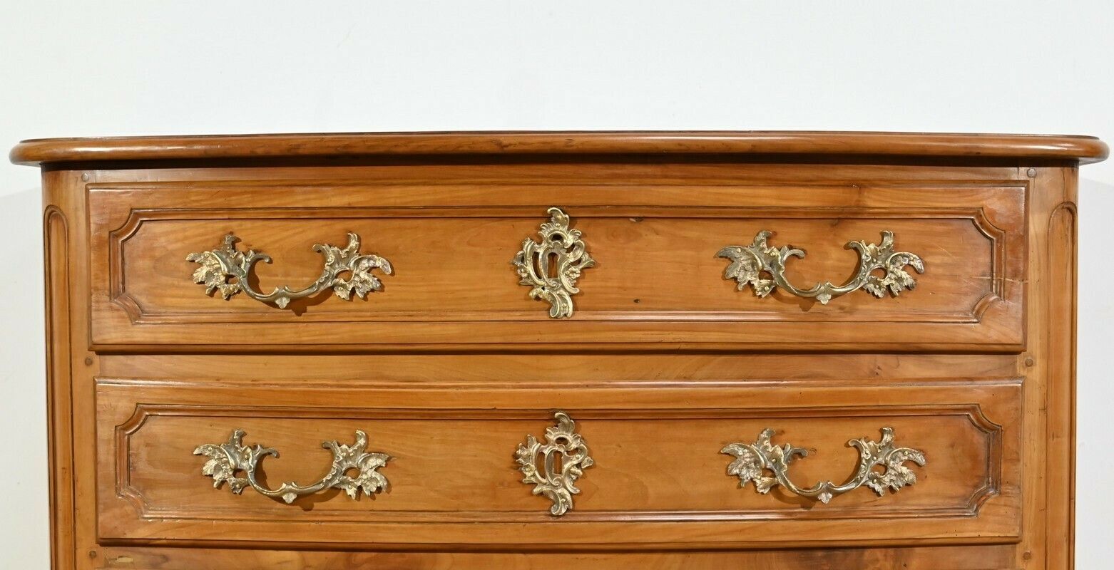 photo furniture Solid Cherry Commode, Transition Louis XIV / Regency Period – Early 18th Century