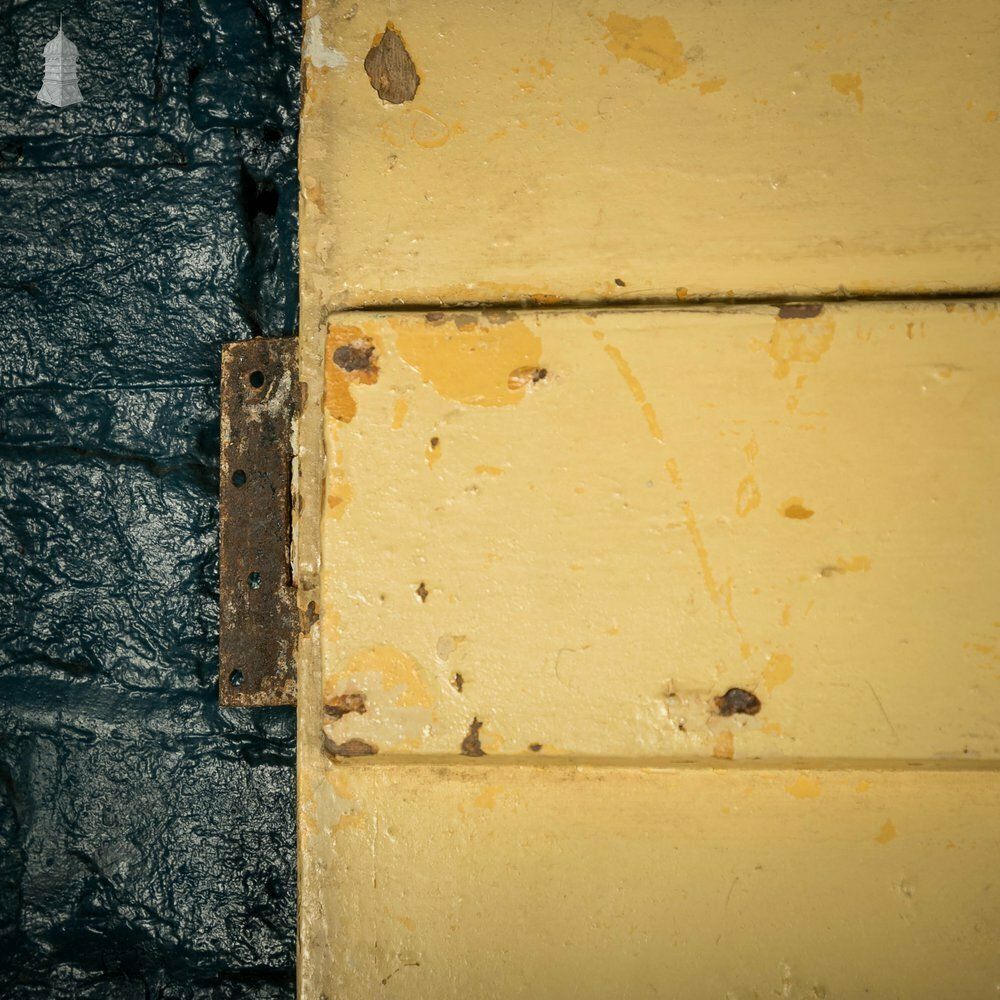 photo vinterior Plank & Ledge Door, Distressed Paint Finish, Strap Hinges