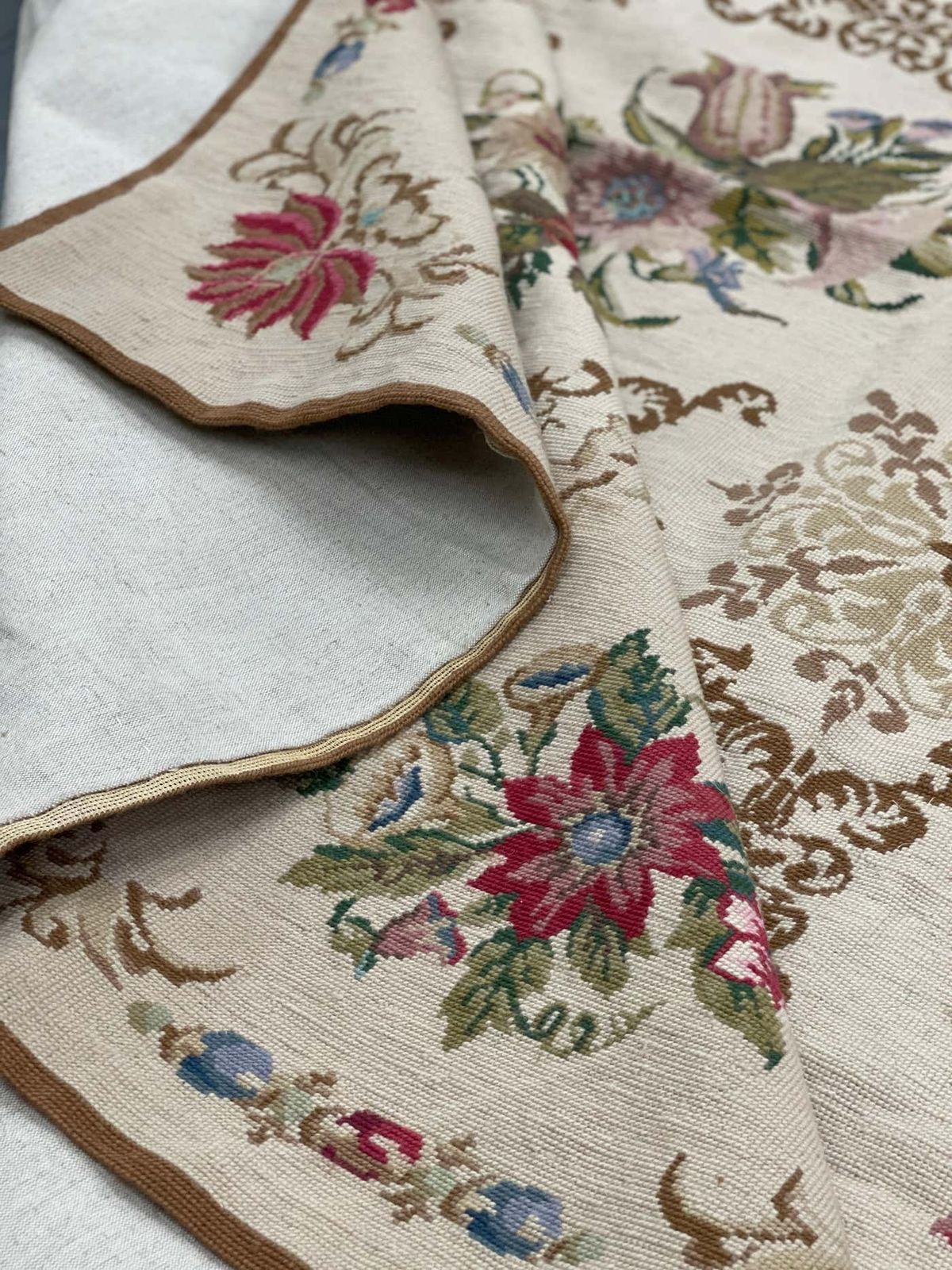 Traditional Beige Carpet Repeat Bunch Of Flowers Rug Needlepoint Livingroom Rug photo vintage