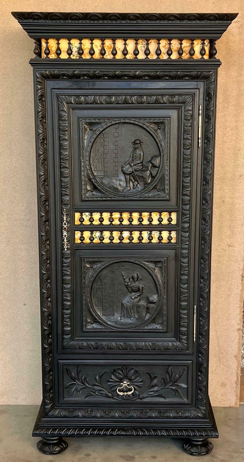 Armoire Renaissance française à un vantail sculpté et tiroir photo furniture
