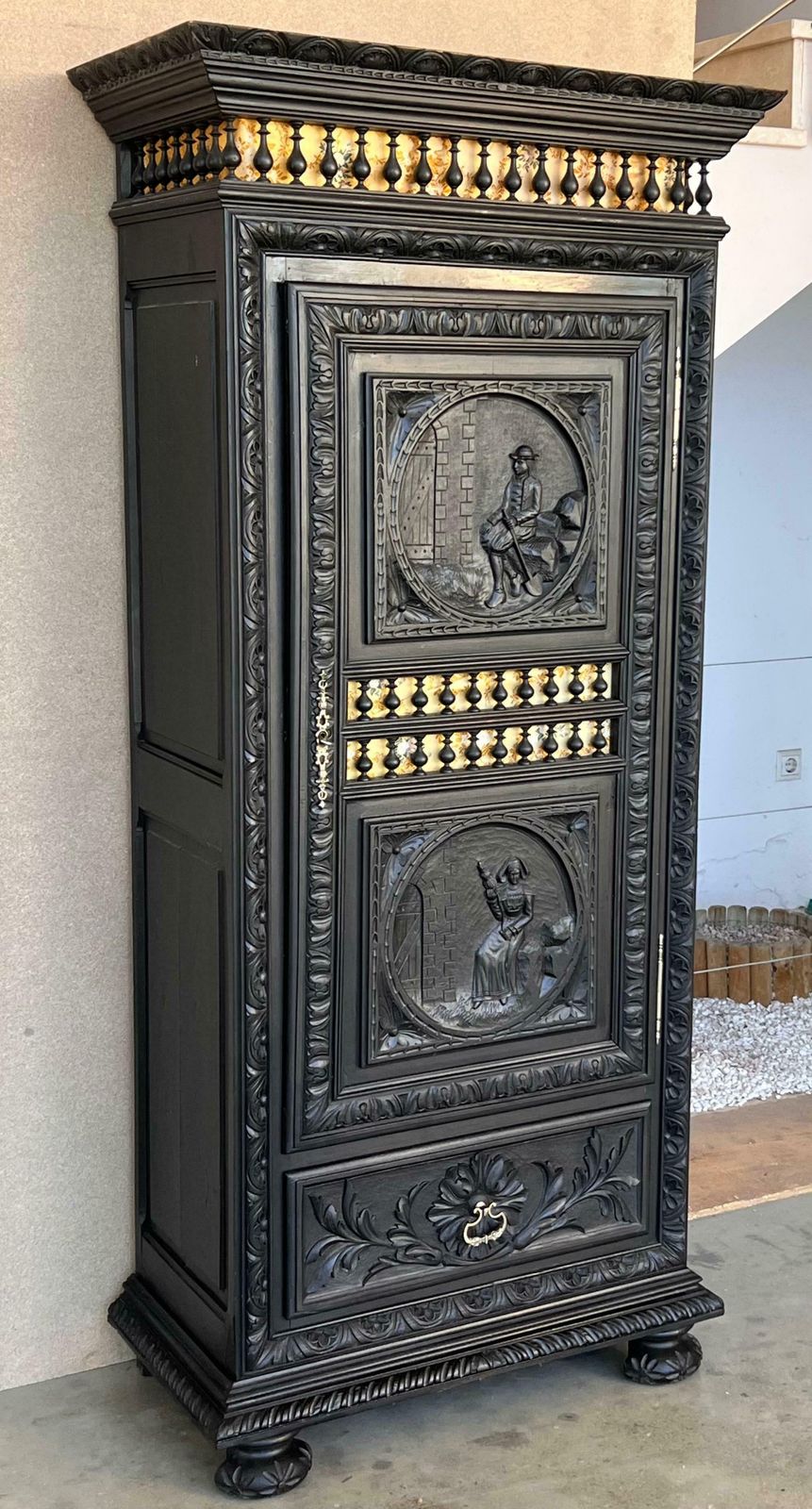 Armoire Renaissance française à un vantail sculpté et tiroir photo Mobilier