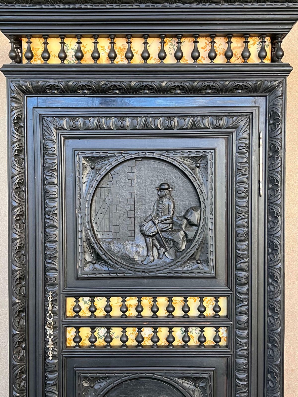 Armoire Renaissance française à un vantail sculpté et tiroir photo vintage